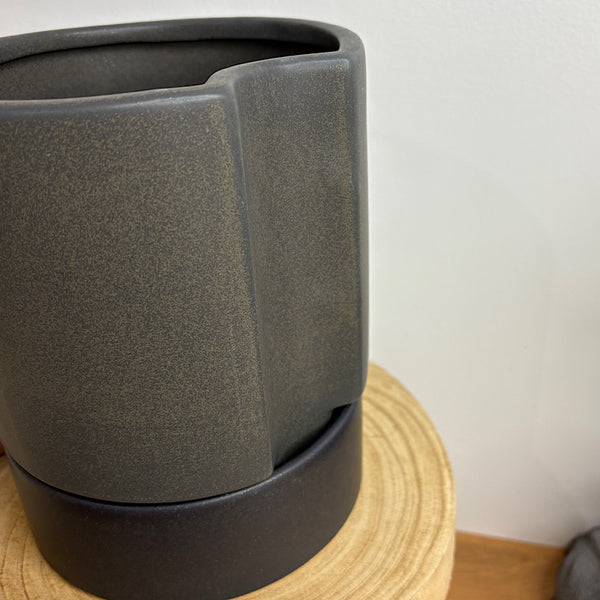 Kelly Pot with Saucer Black 16cm
