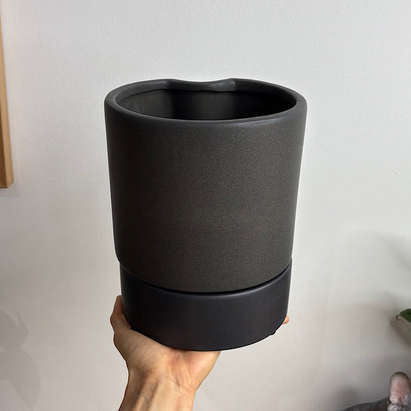 Kelly Pot with Saucer Black 16cm